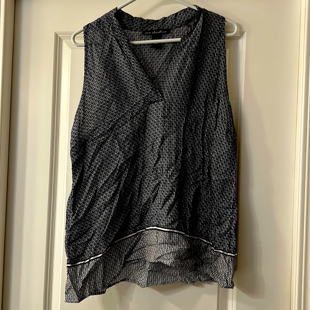 Perfect Under a little cardigan or alone! Classy Black geometric collared Tunic.